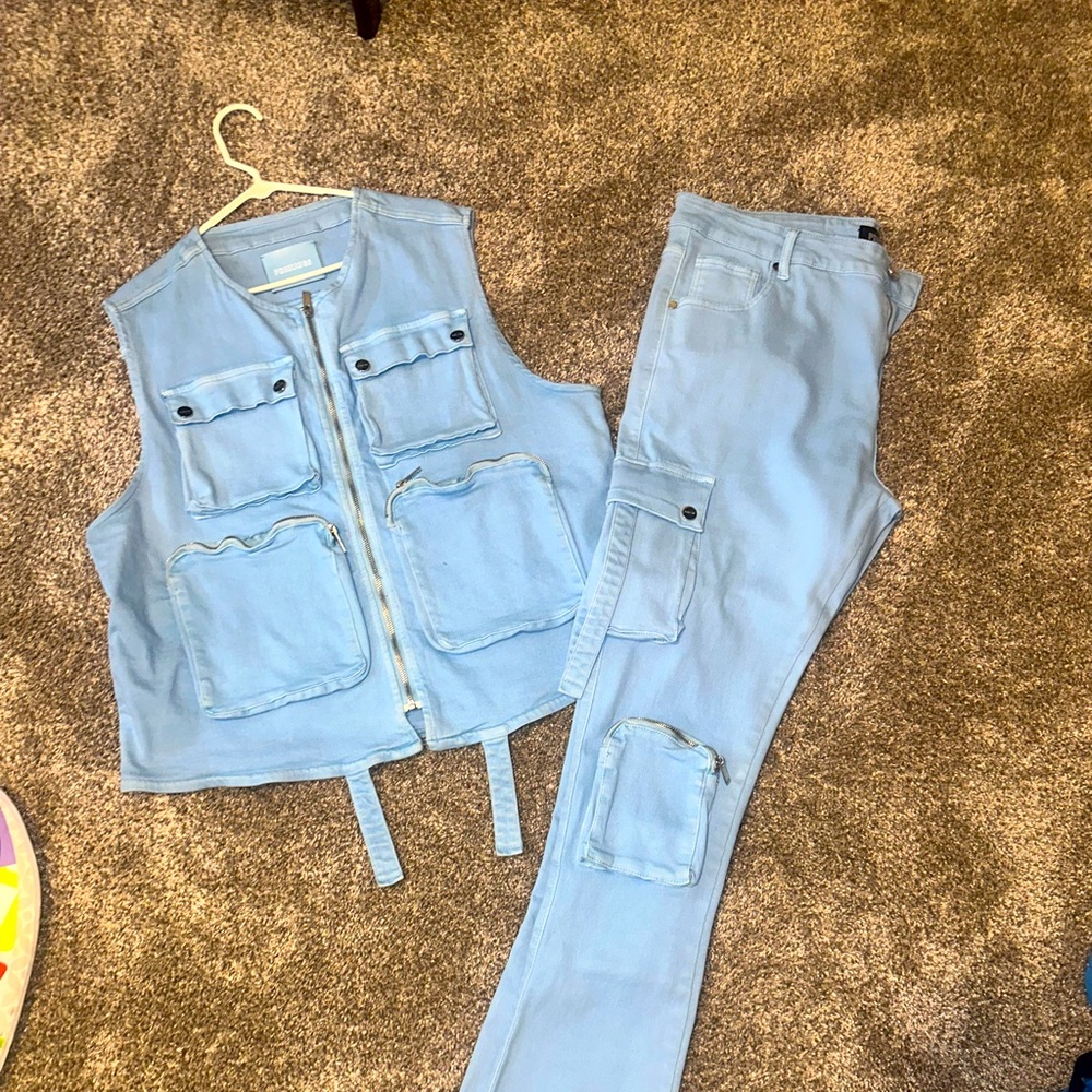 Sky blue vest and stacked cargos pants very comfortable size 40 jeans 2X vest